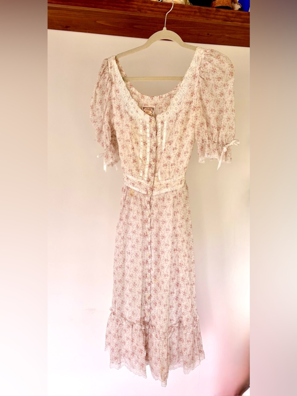 Vintage Gunne Sax Floral Prairie 70s Dress with Puff Sleeves and Ribbon Ties
